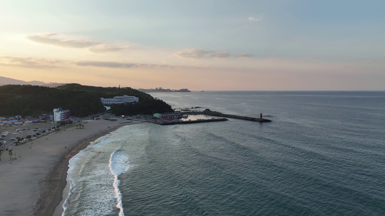 韩国江原道，洛山海边海滩和阳阳郡附近的日落景色视频素材