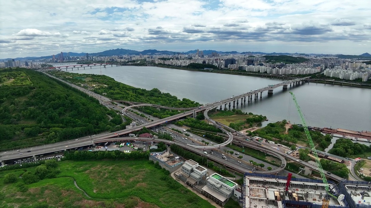 韩国首尔江西区麻浦区上岩区汉江、南志岛、加阳大桥、十字路口、江边高速公路和紫玉路的城市景观视频素材