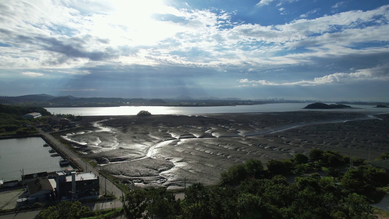 东geomdo岛的廷德尔现象，海洋和泥滩/韩国仁川江华郡视频素材