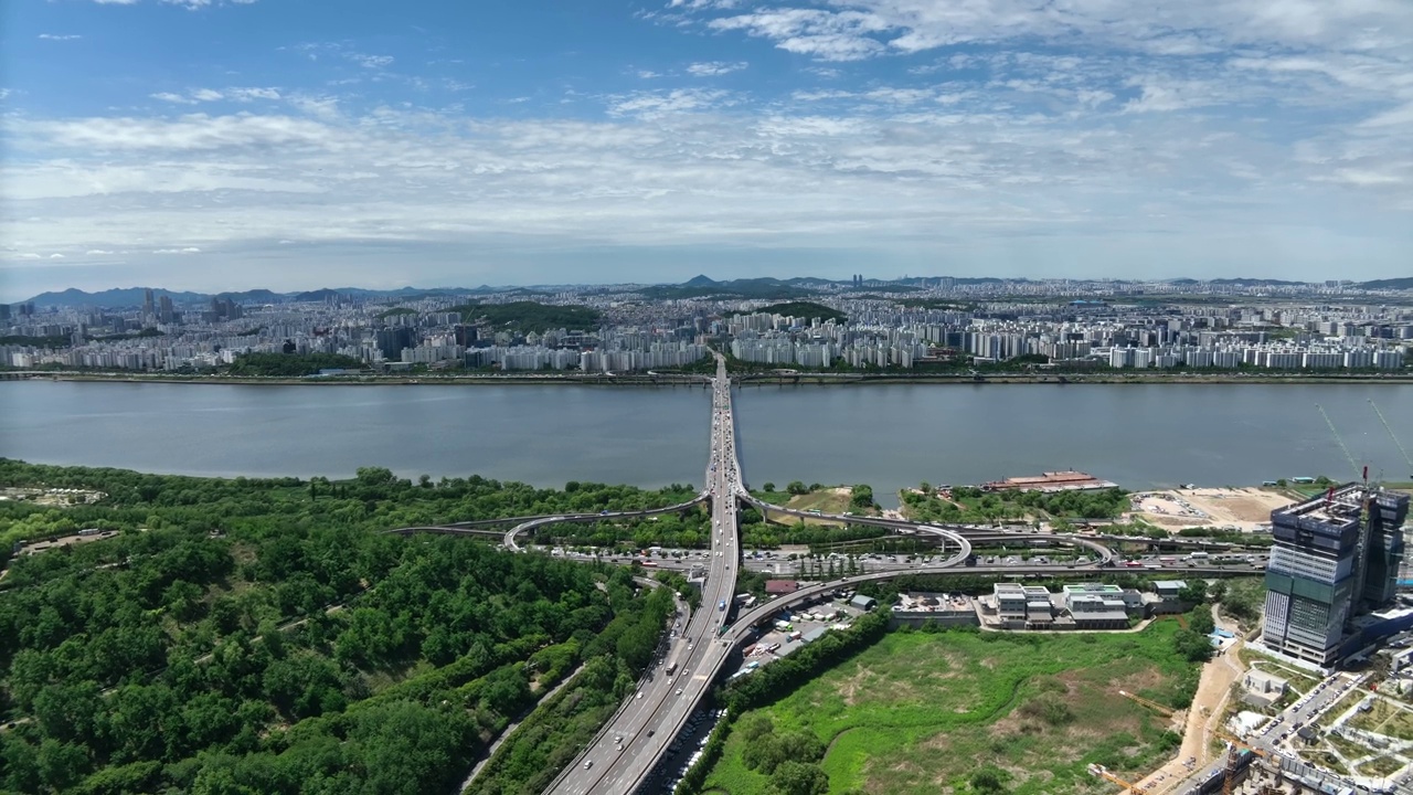 韩国首尔江西区，上岩区和加阳区/麻浦区，汉江、加阳大桥和江边高速公路的城市景观视频素材