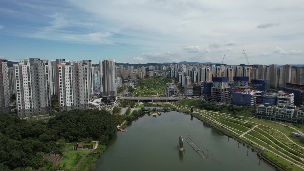 韩国京畿道华城市东滩湖公园和松邦川附近公寓的零售大楼视频素材