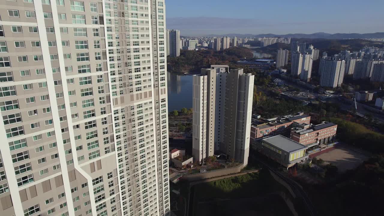 韩国京畿道水原市，光桥湖公园，元川湖和新台湖公寓小区的城市景观视频素材