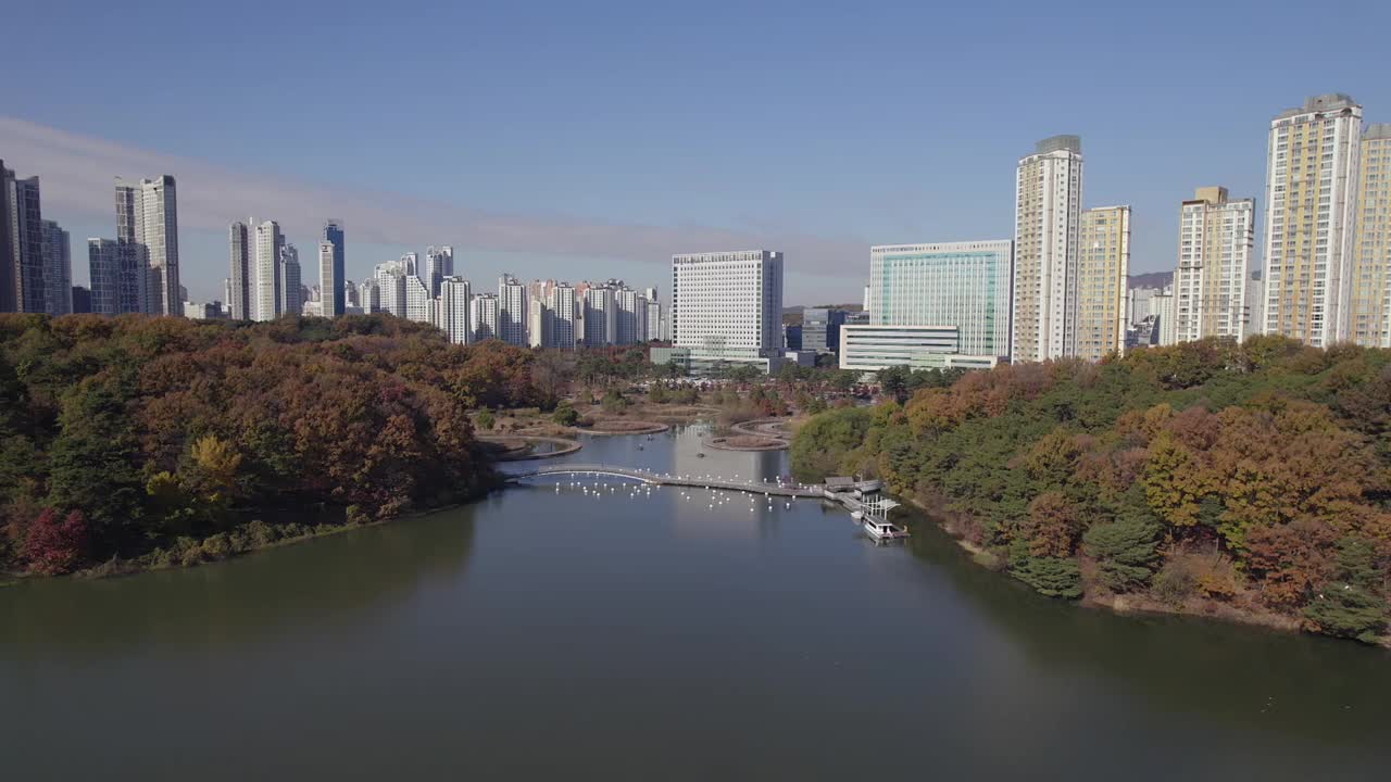 韩国京畿道水原市光桥新城的光桥湖公园和元川湖的城市景观视频素材