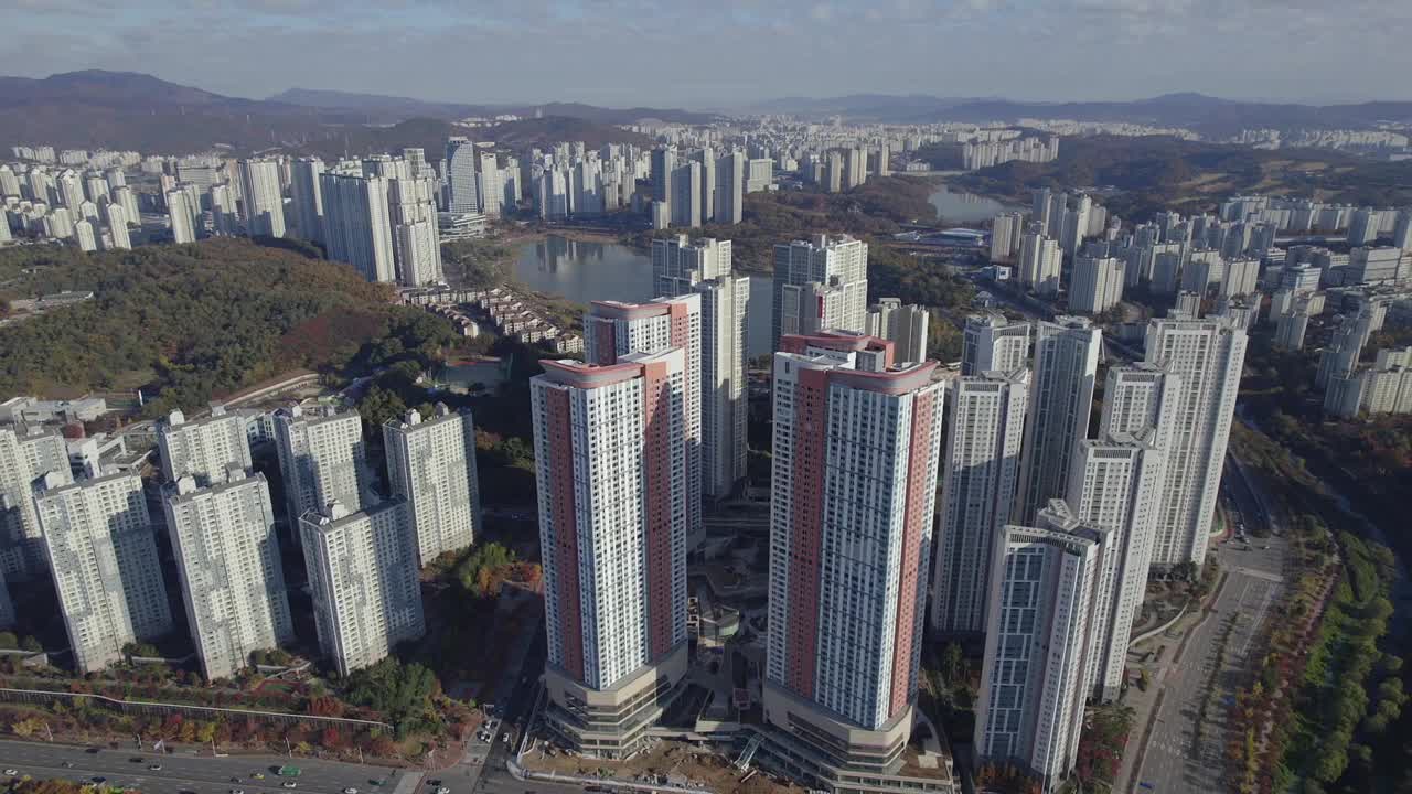 韩国京畿道水原市，光桥湖公园，元川湖和新台湖公寓小区的城市景观视频素材