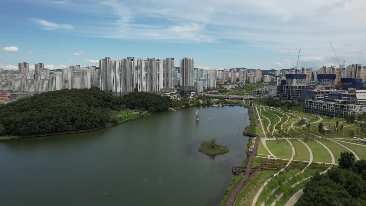 韩国京畿道华城市东滩湖公园附近公寓的零售大楼视频素材