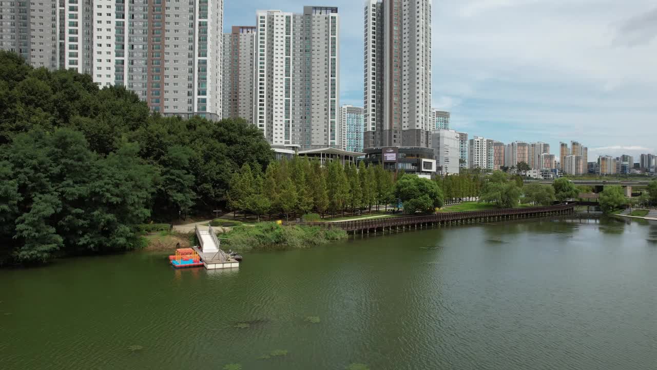 韩国京畿道华城市东滩湖公园附近公寓的零售大楼视频素材