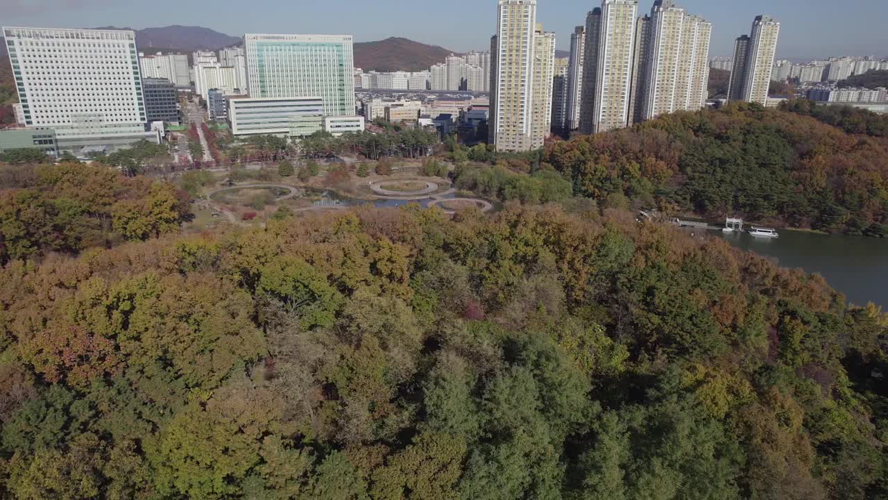 韩国京畿道水原市光桥新城的光桥湖公园和元川湖的城市景观视频素材