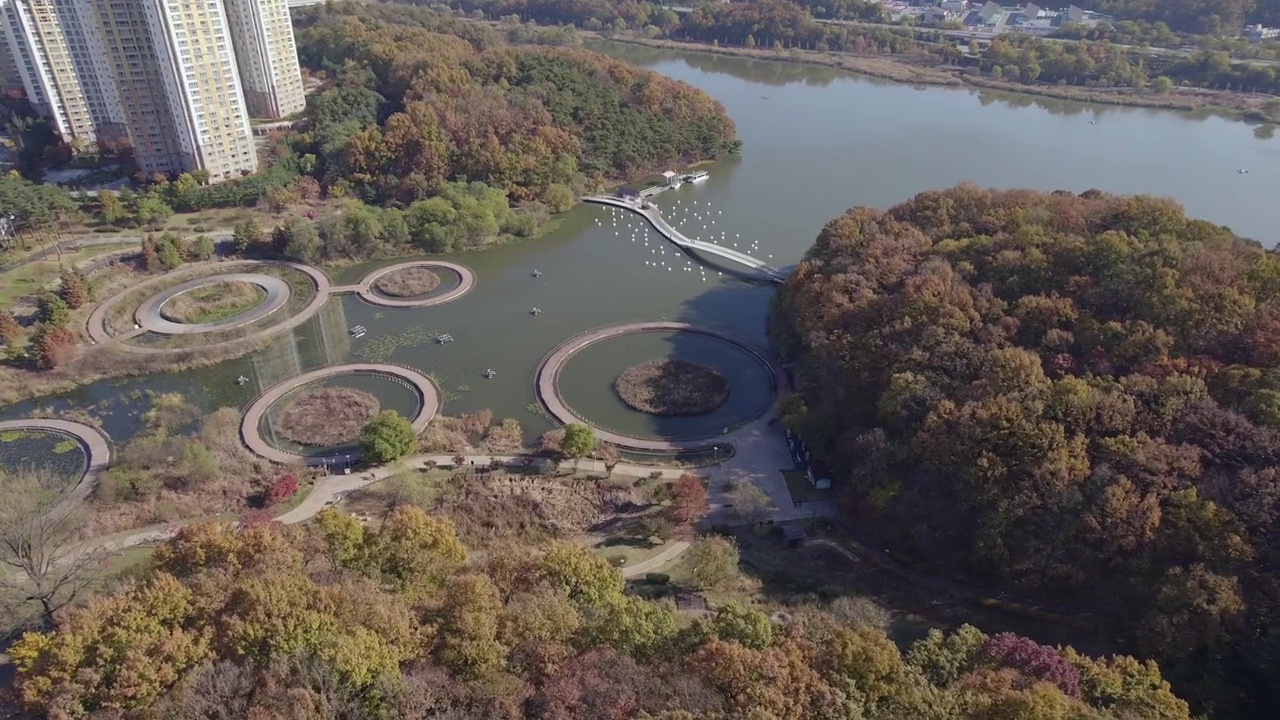 韩国京畿道水原市光桥新城的光桥湖公园和元川湖的城市景观视频素材