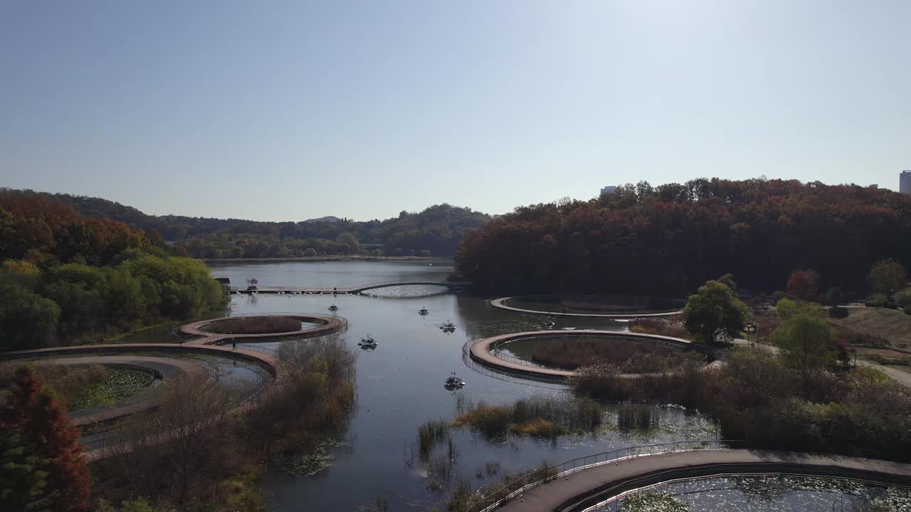 韩国京畿道水原市光桥新城的光桥湖公园和元川湖的城市景观视频素材