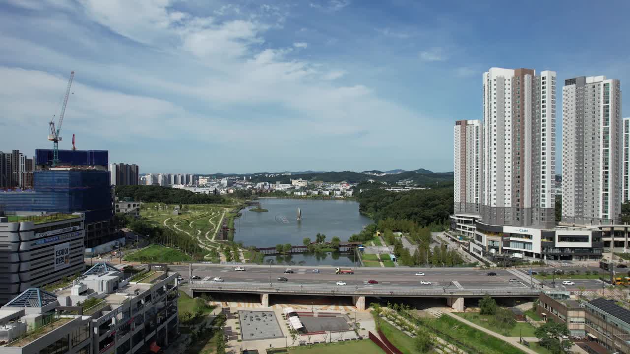 韩国京畿道华城市东滩湖公园附近公寓的零售大楼视频素材