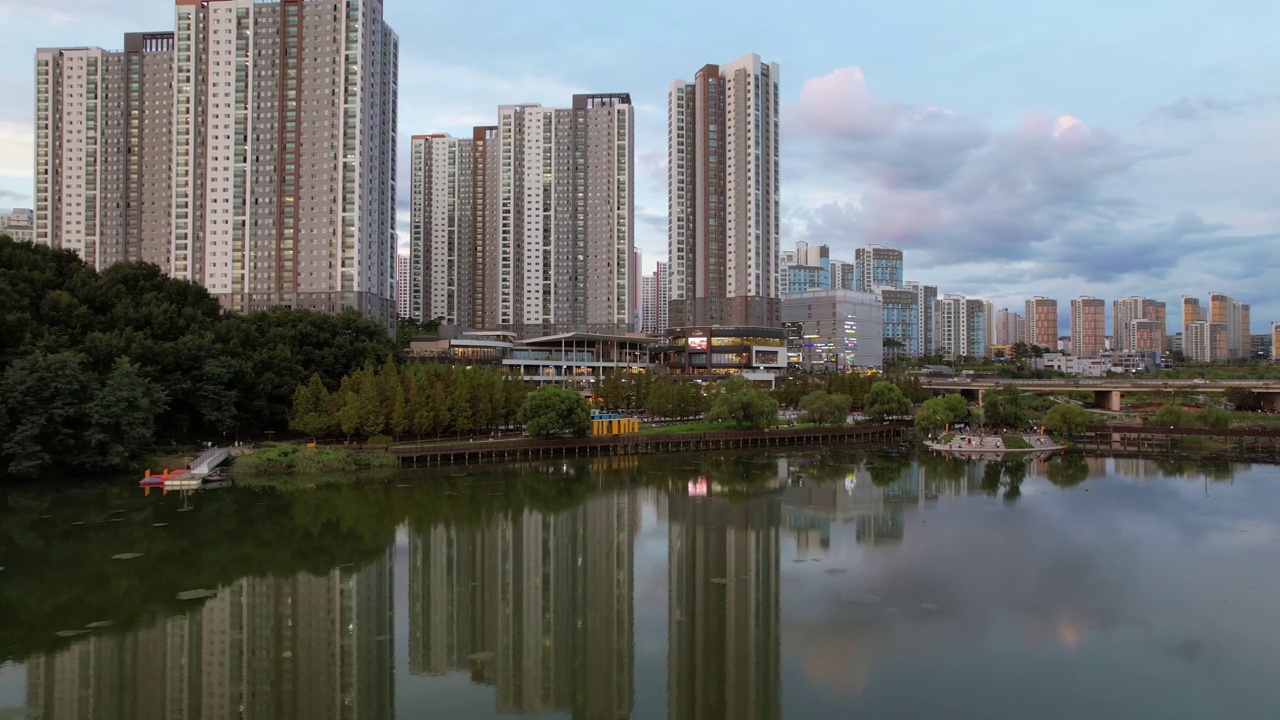 韩国京畿道华城市东滩湖公园附近公寓的日落景色视频素材