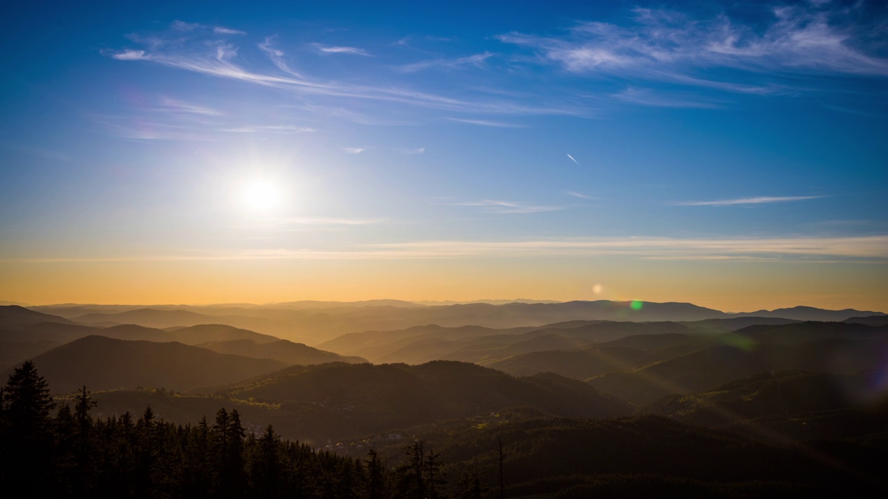 夕阳把它的光芒洒在罗多比山脉上，群山躲在阴影里视频素材