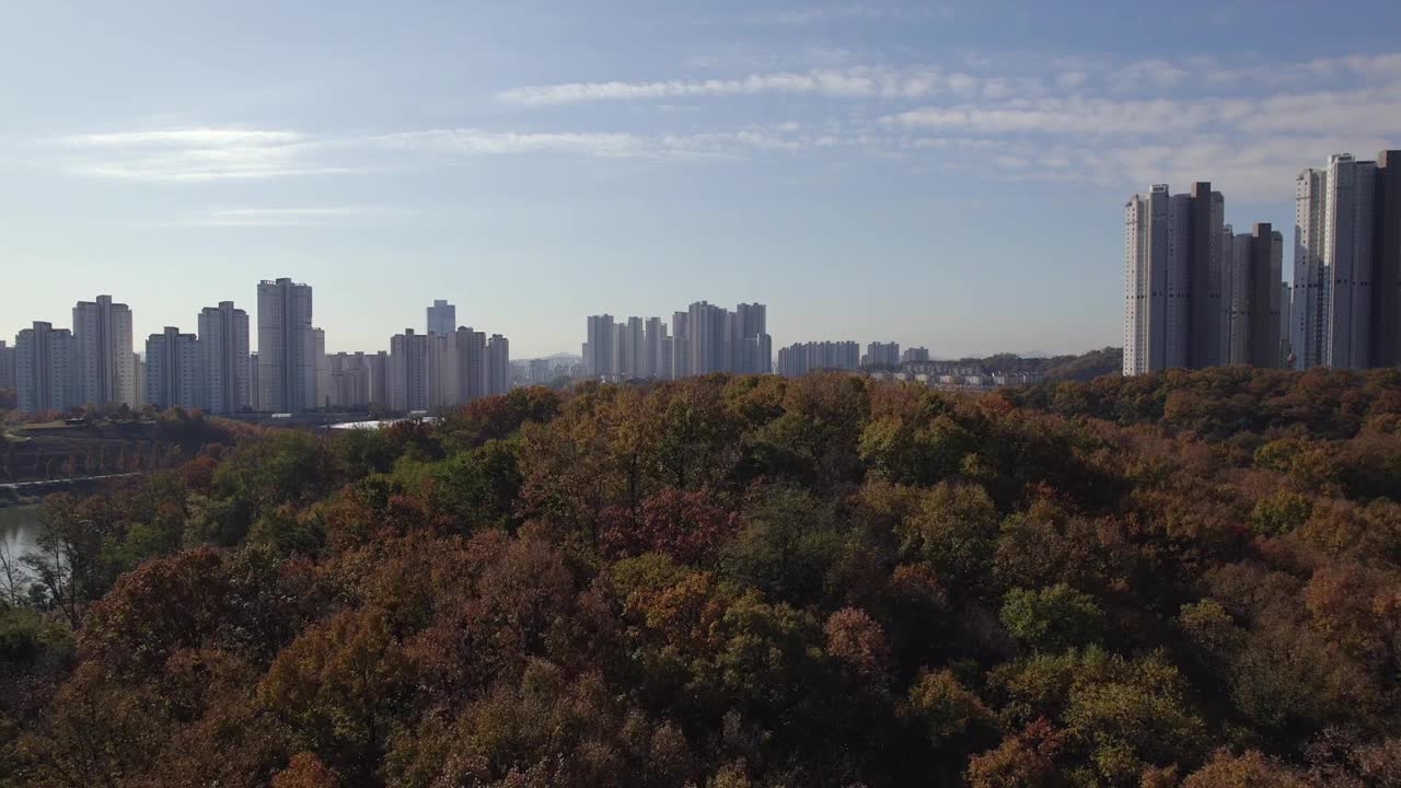 韩国京畿道水原市光桥新城的光桥湖公园和元川湖的城市景观视频素材