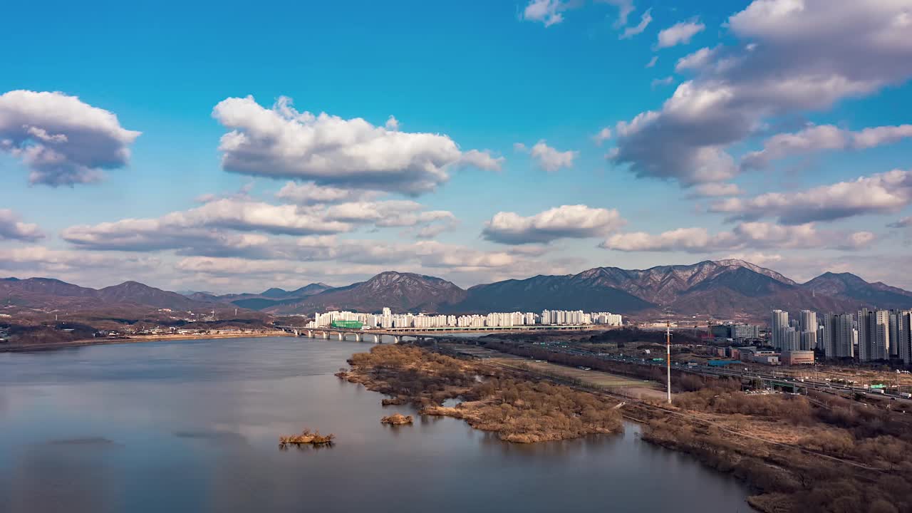 韩国京畿道九里市的汉江、misadikyyo大桥和湄音码头的风景视频素材