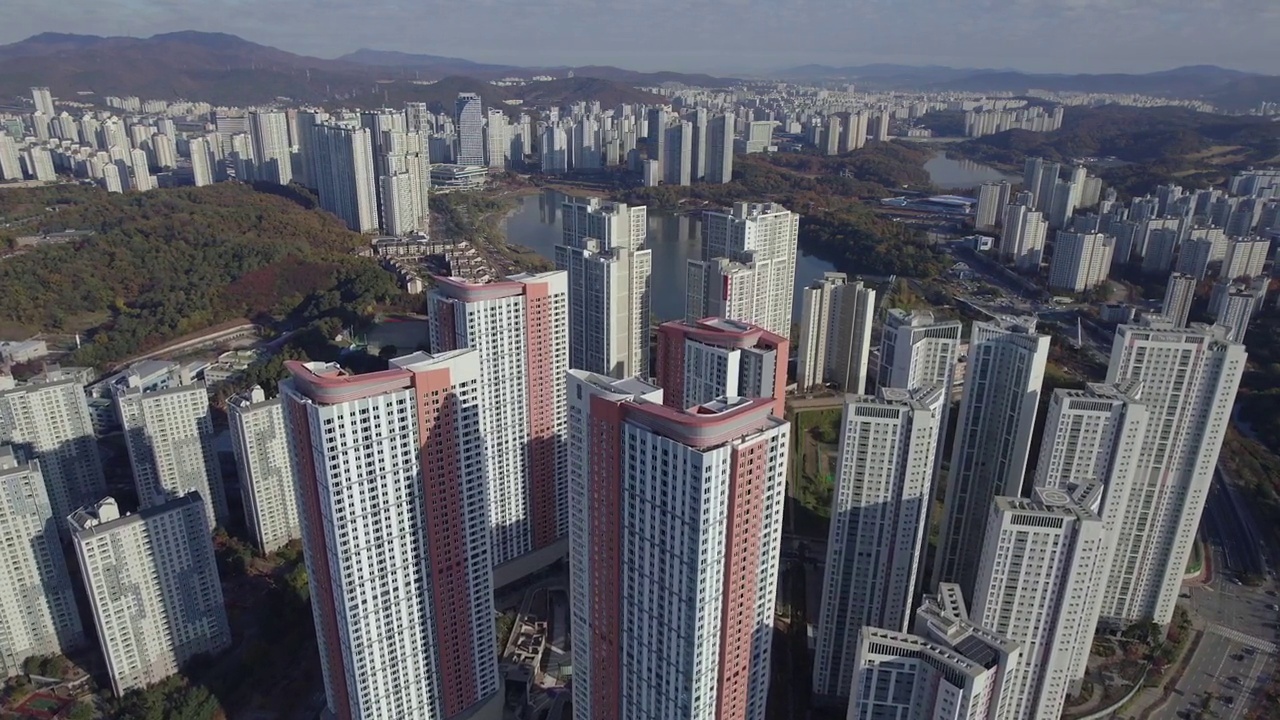 韩国京畿道水原市，光桥湖公园，元川湖和新台湖公寓小区的城市景观视频素材