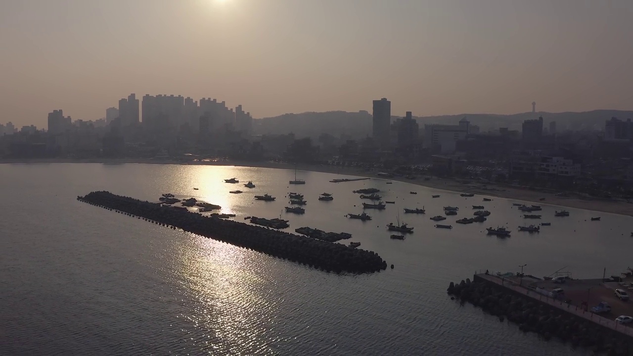 一山海滩，船只和防波堤/东区，蔚山，韩国视频素材