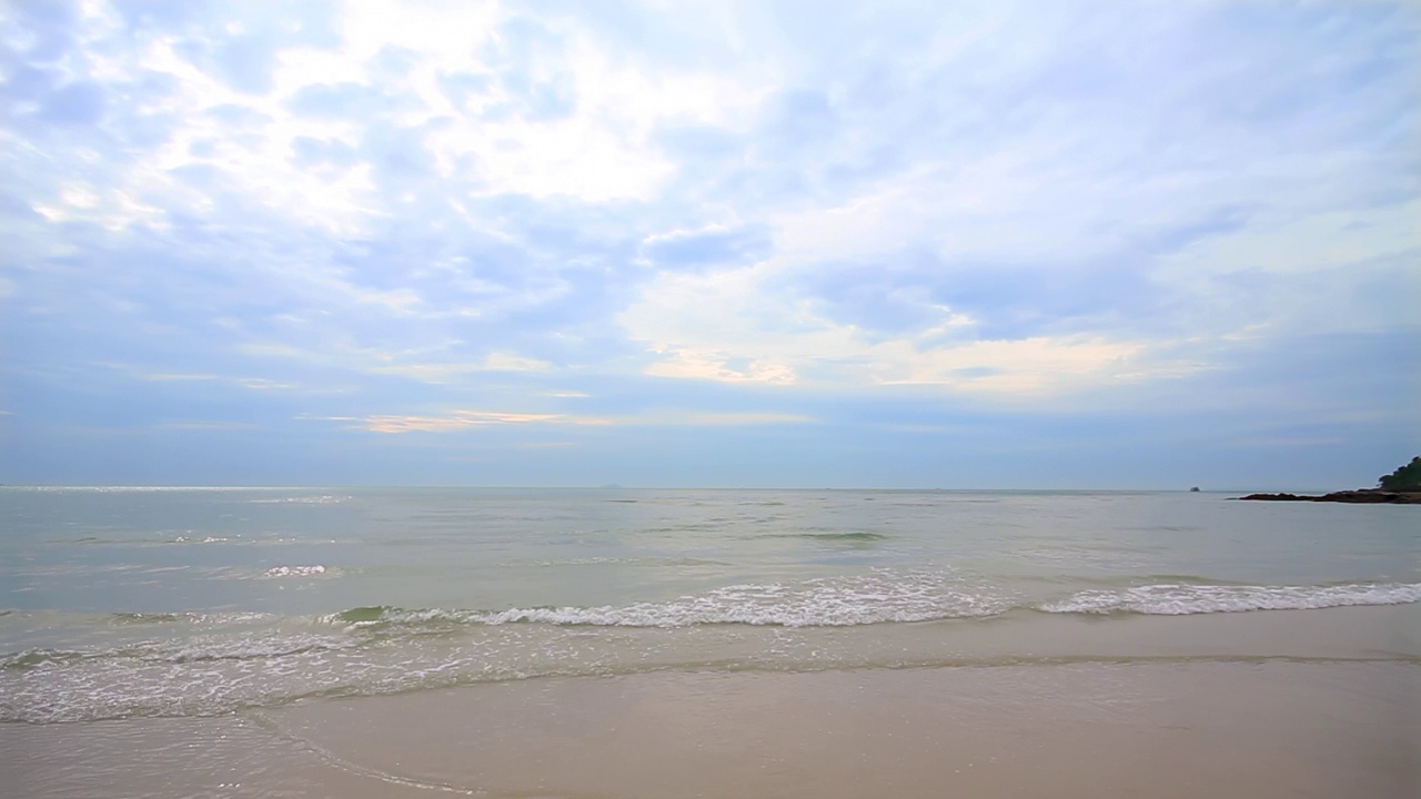 海景，沙滩和蓝天视频素材