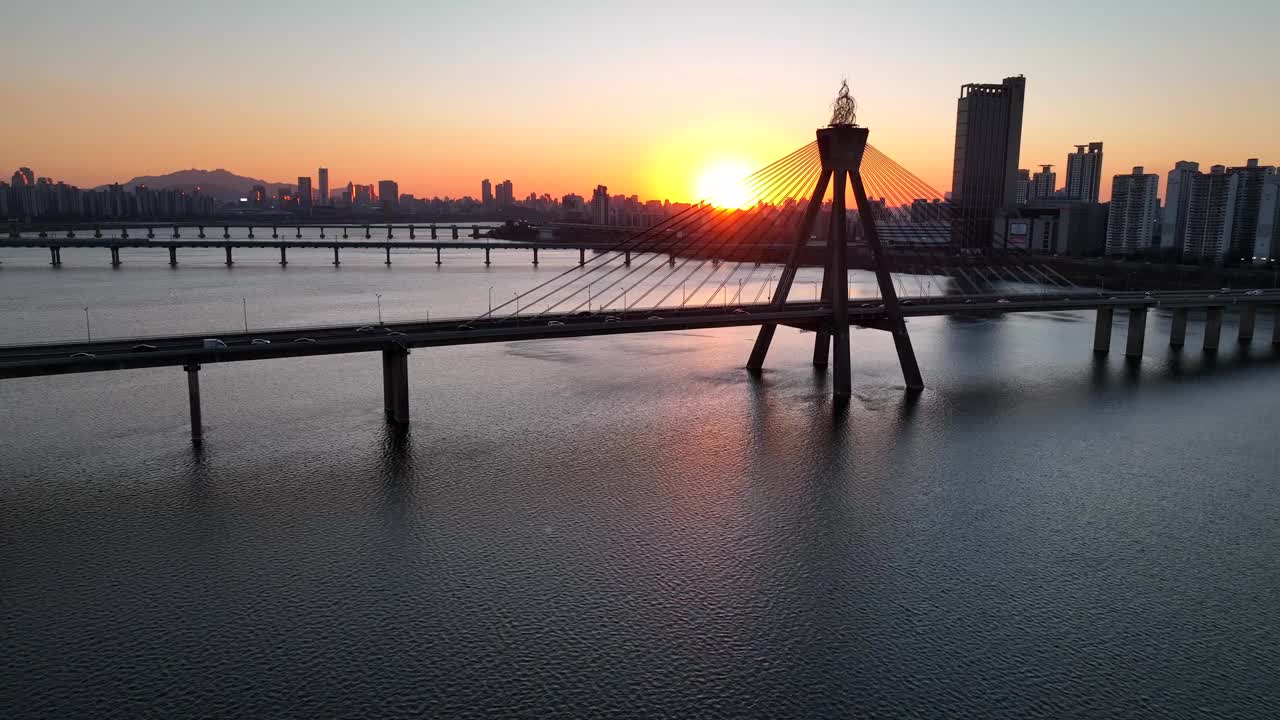 Sunset scenery around downtown of Han River and Olympic Bridge / Gwangjin-gu, Seoul, South Korea视频素材