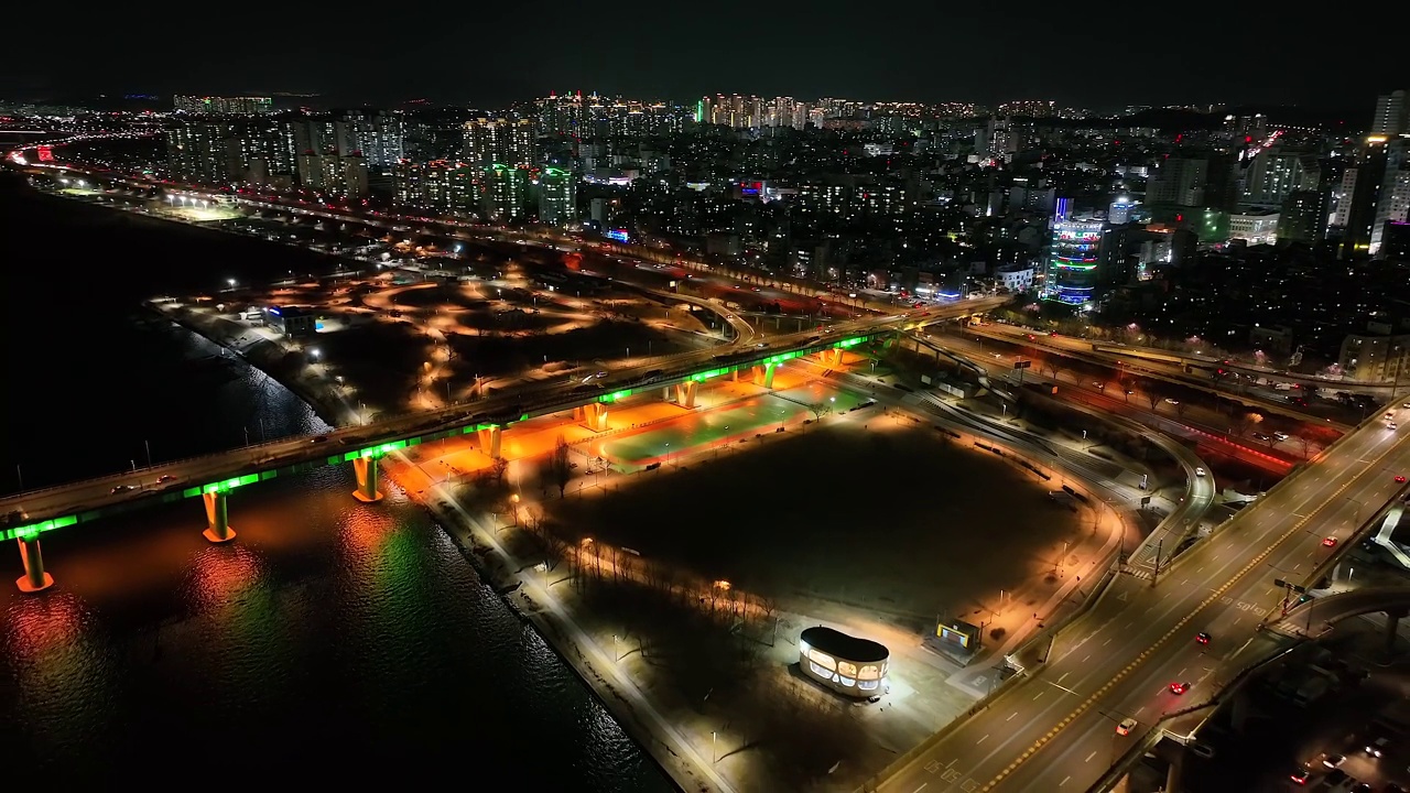 夜景中的汉江、天河大桥和汉江公园/韩国首尔江东区视频素材