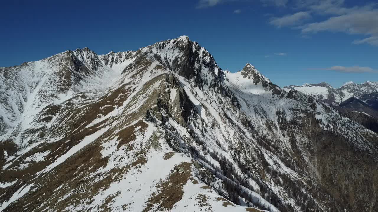 萨索运河山在意大利阿尔卑斯山的科莫湖视频素材