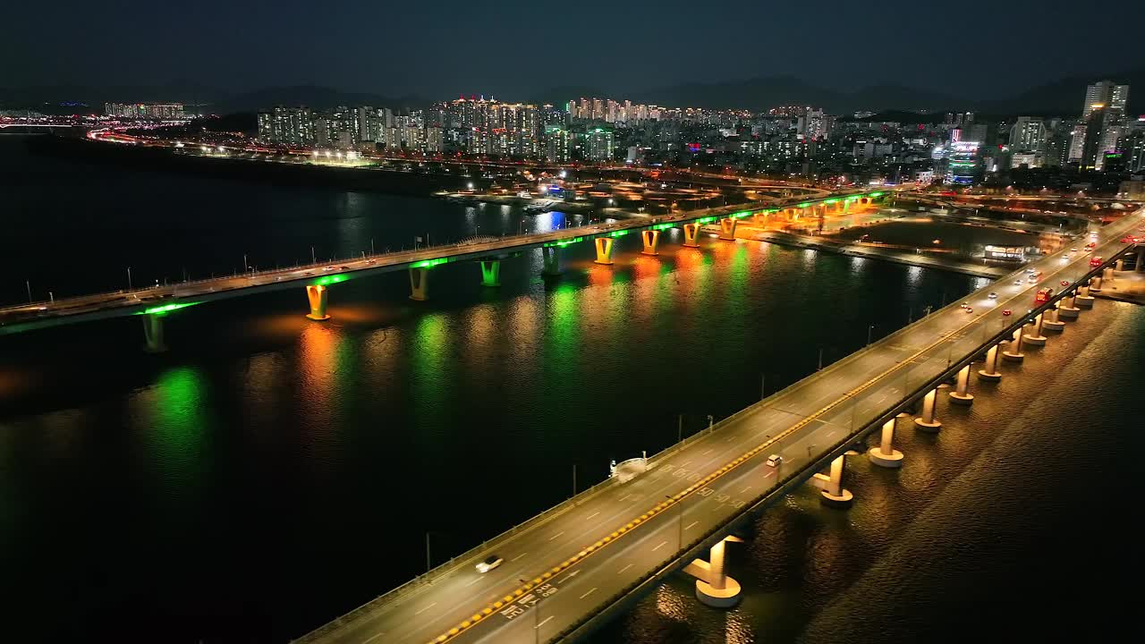 夜景中的汉江、天河大桥和光井桥/首尔江东区广津区，韩国视频素材