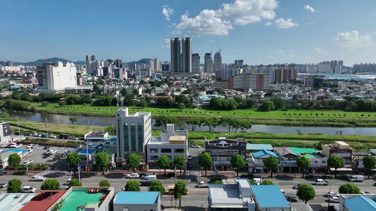 韩国光州，光州川/北区周围的城市景观视频素材