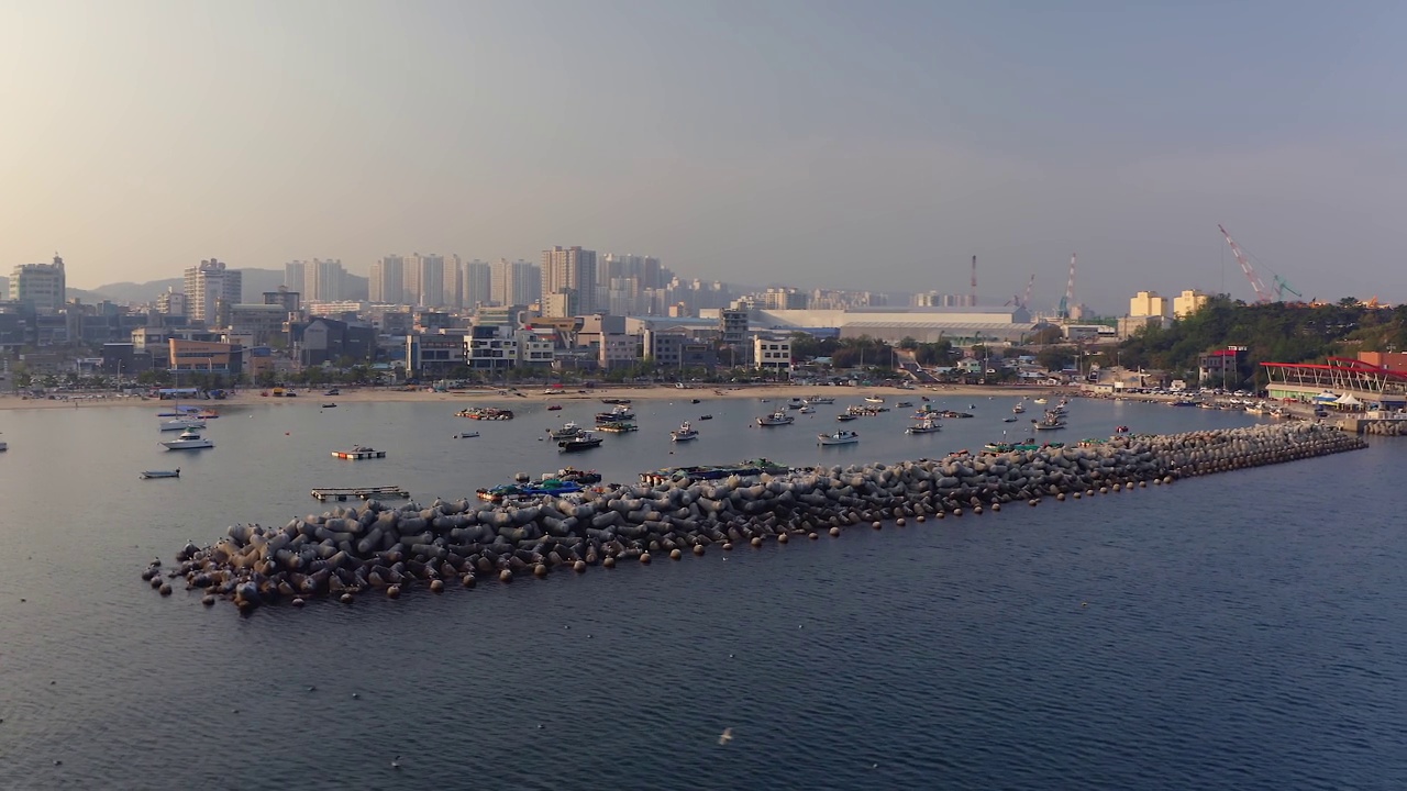 一山海滩，船只和防波堤/东区，蔚山，韩国视频素材