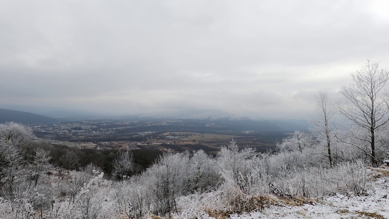 冬季山地景观。森林和山脉被白雪覆盖。视频素材