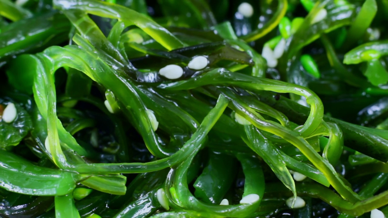 亚洲绿海藻Chuka沙拉，芝麻和筷子接近视频素材
