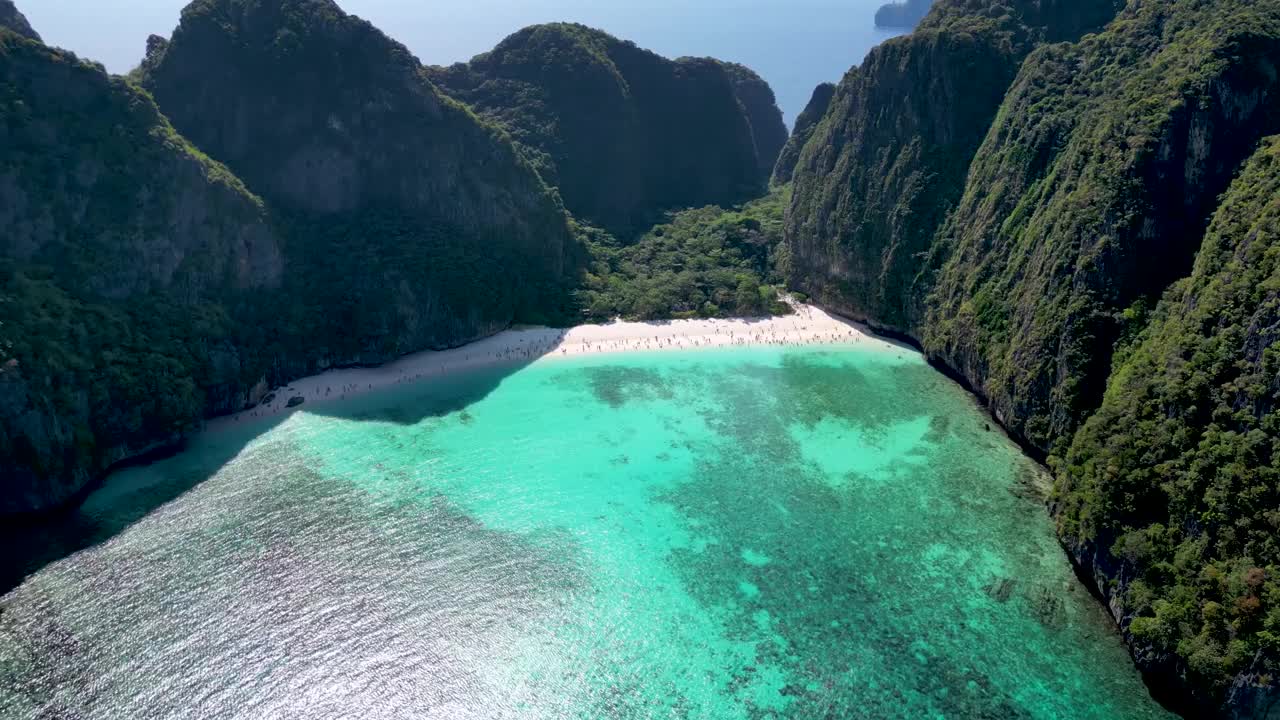 著名的玛雅海滩鸟瞰图，皮皮群岛视频素材