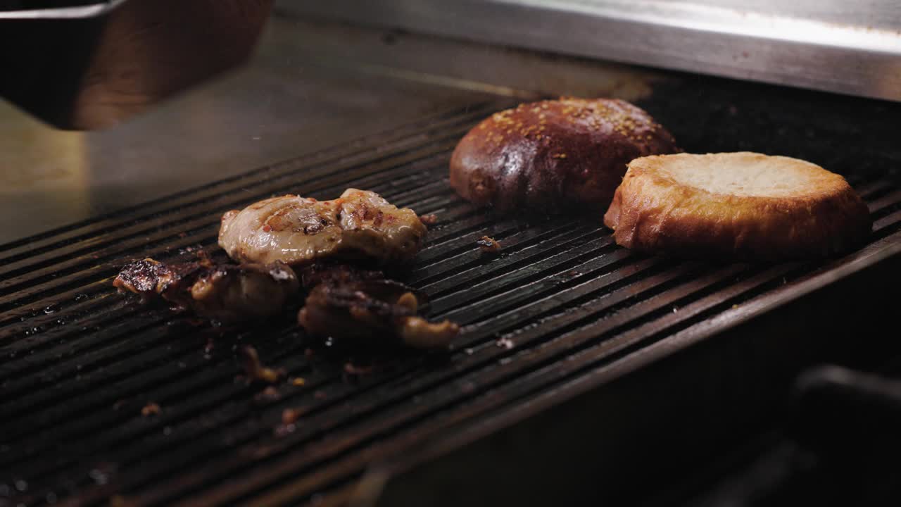 在煎锅中煎炸肉卷。制作汉堡的过程。慢动作视频素材