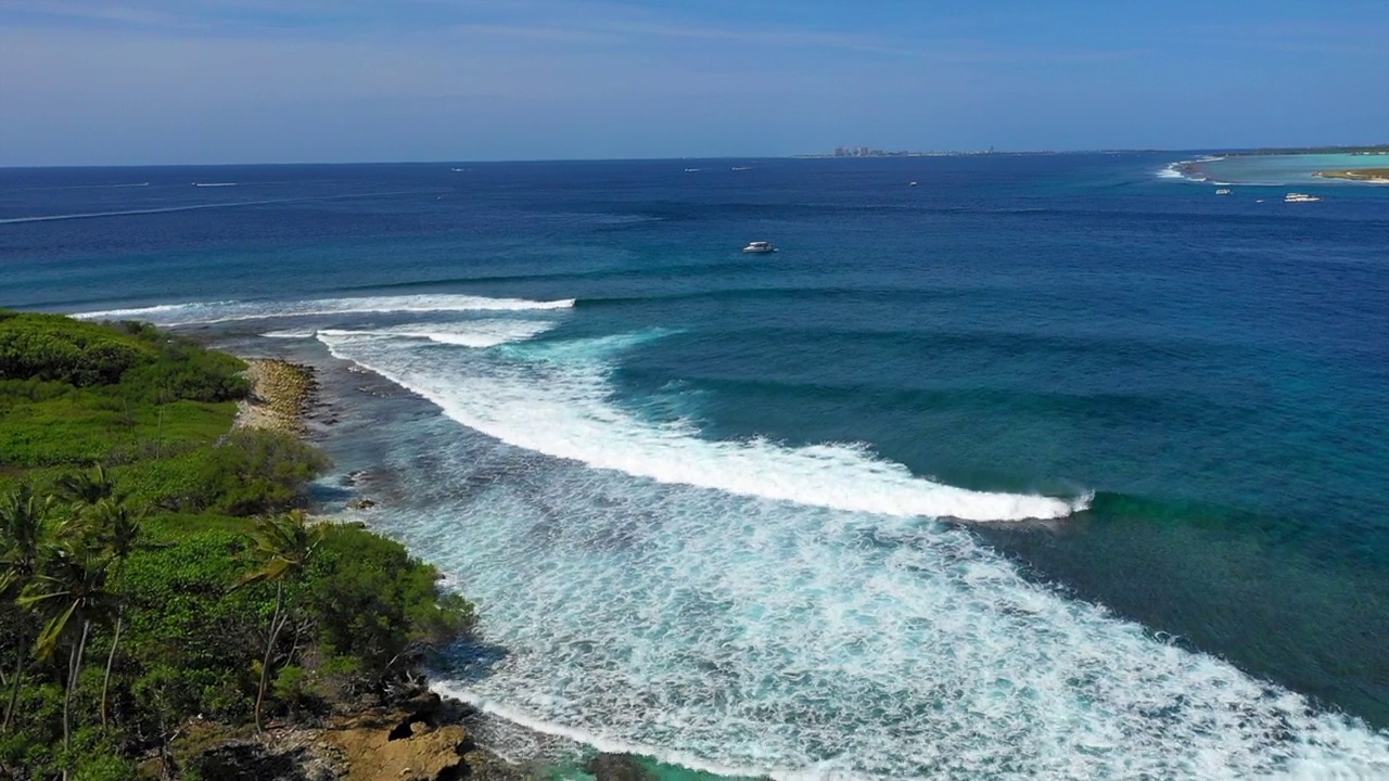 天空下波浪海景的空中田园风光，无人机在阳光灿烂的日子里向前飞行- thulushoo，马尔代夫视频素材