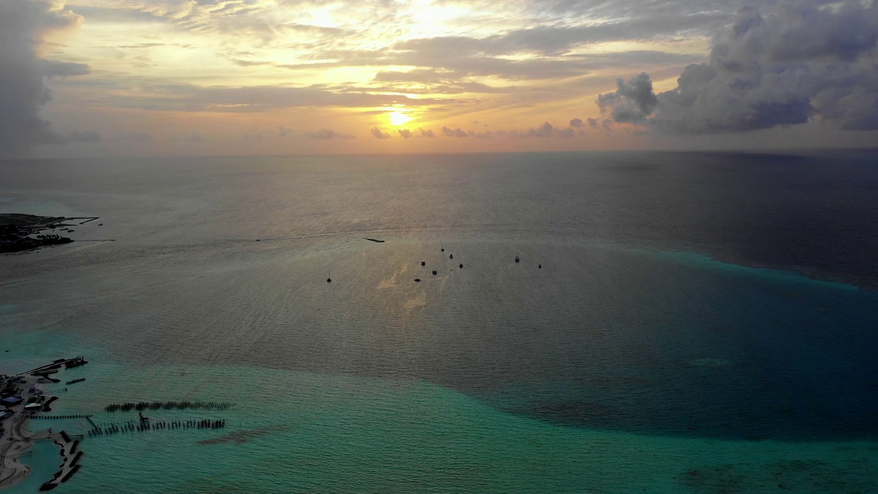 海上船只的航拍美景，日落时无人机在云层下平移-马尔代夫的thulushoo视频素材