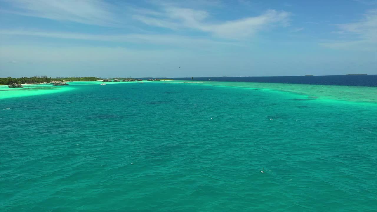 阳光明媚的一天，无人机在波浪般的海面上向前飞行，马尔代夫的thulushoo视频素材