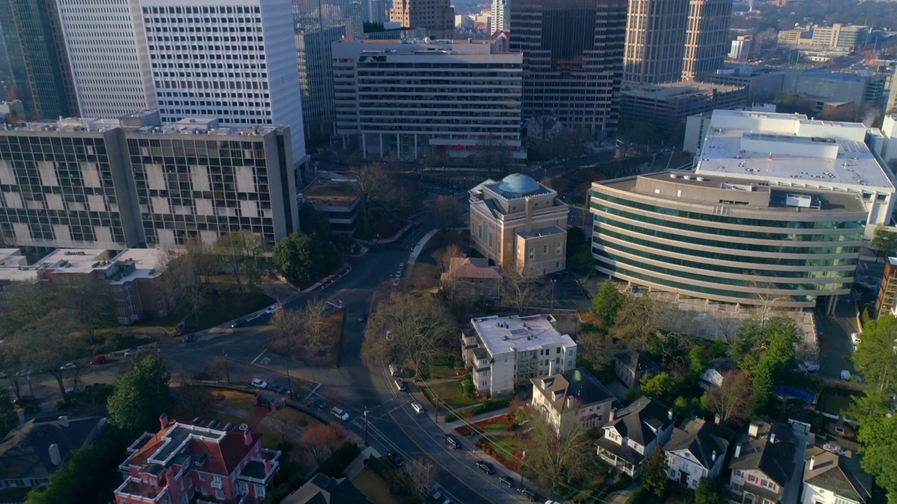 空中向前倾斜的现代建筑在城市的天空在晴朗的一天-亚特兰大，佐治亚州视频素材