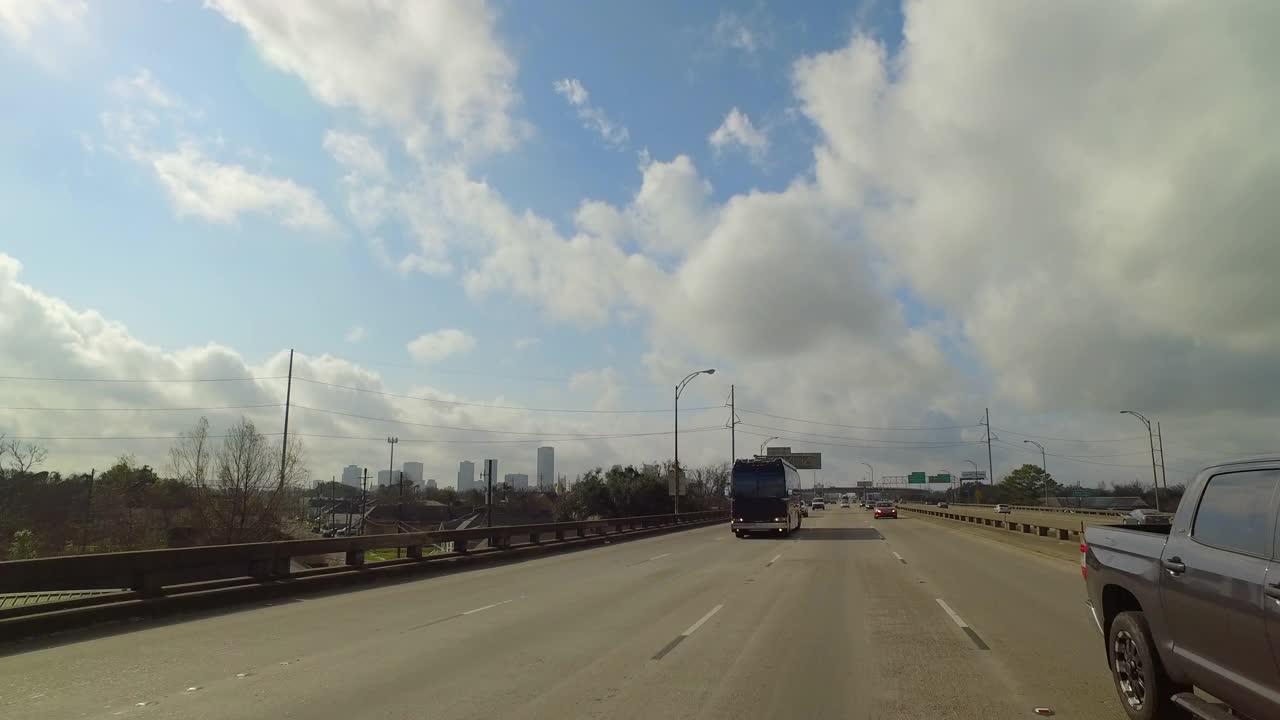 在多云的天空下，休闲巴士在道路上行驶-新奥尔良，路易斯安那州视频素材