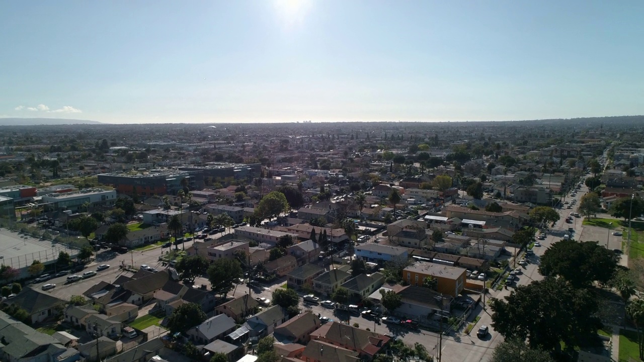 在阳光明媚的日子里，无人机在城市上空向前飞行，住宅建筑的空中拍摄-加利福尼亚州洛杉矶视频素材