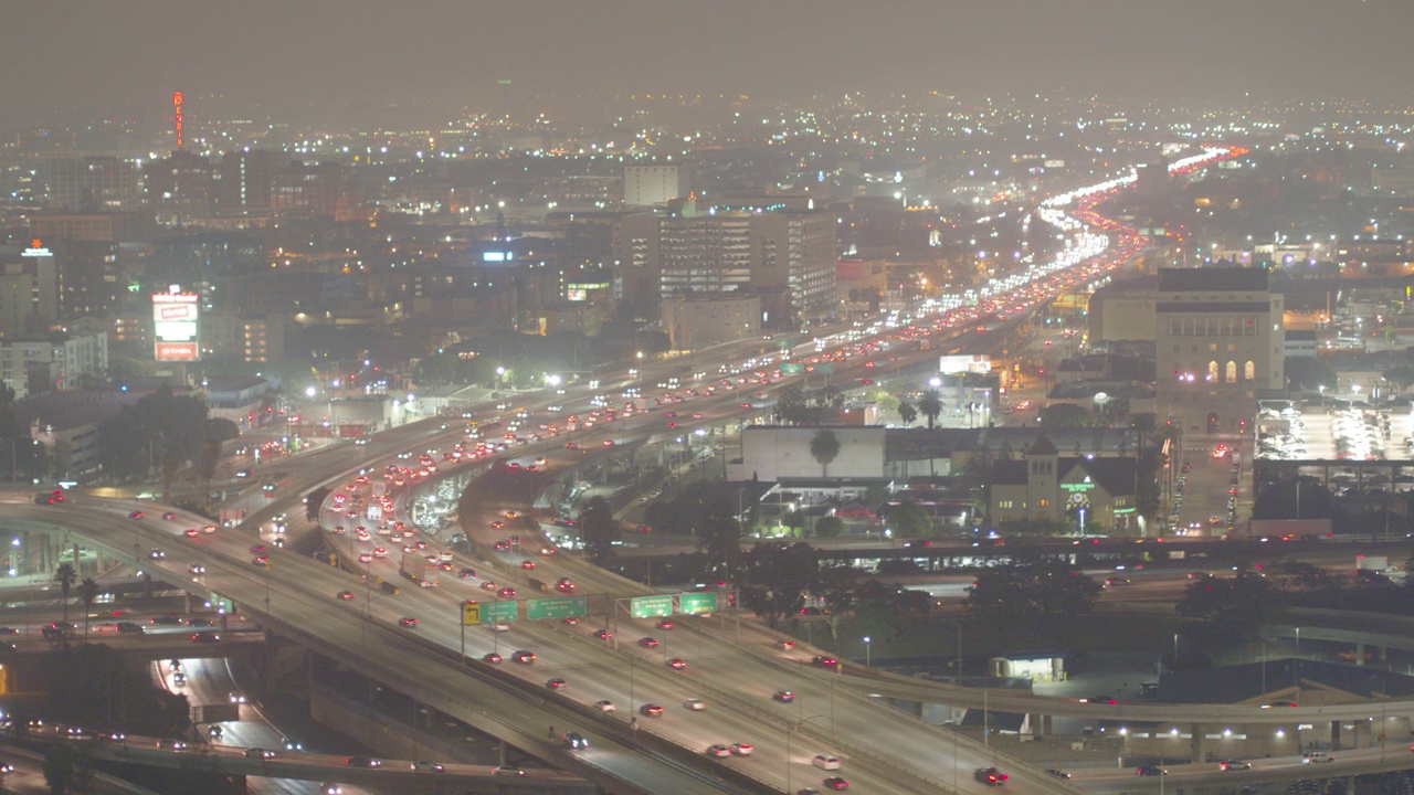 夜间在城市高速公路上行驶的汽车的空中平移镜头——加利福尼亚州洛杉矶视频素材