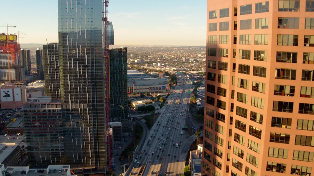 在现代城市道路上行驶的汽车对摩天大楼的空中平移拍摄-加利福尼亚州洛杉矶视频素材