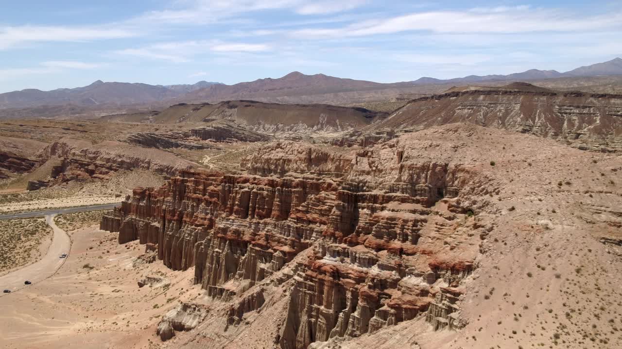 在红岩峡谷州立公园的道路上的汽车航拍，无人机在阳光灿烂的日子里向后飞行-坎特尔，加利福尼亚州视频素材