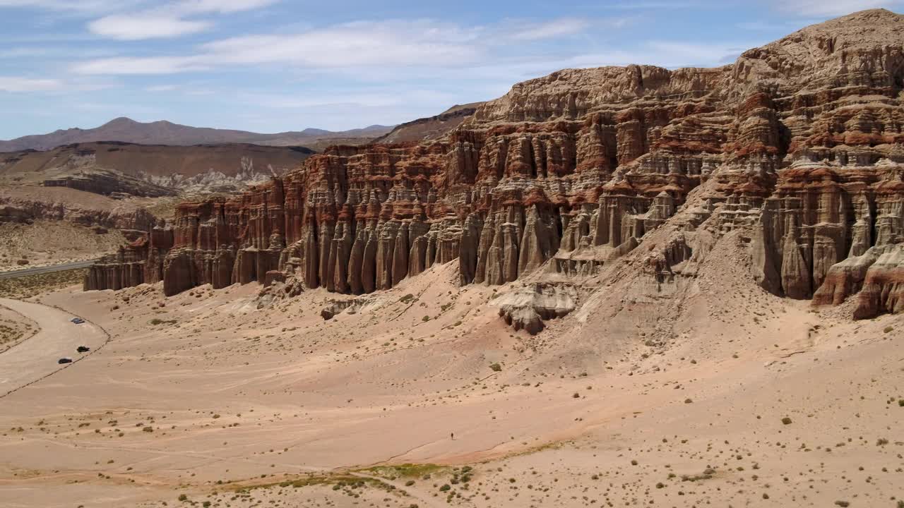 空中平移红岩峡谷州立公园的美丽景色，无人机在半干旱的沙漠中向后飞行-坎特尔，加利福尼亚视频素材