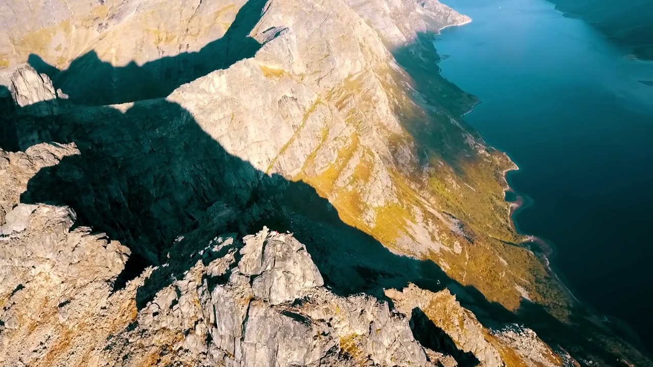 空中拍摄宁静的河流在山中风景如画，无人机在阳光灿烂的日子飞行-特罗姆瑟，挪威视频素材