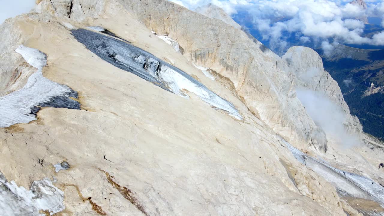 意大利白云石Marmolada山北侧塌陷的鸟瞰图视频素材