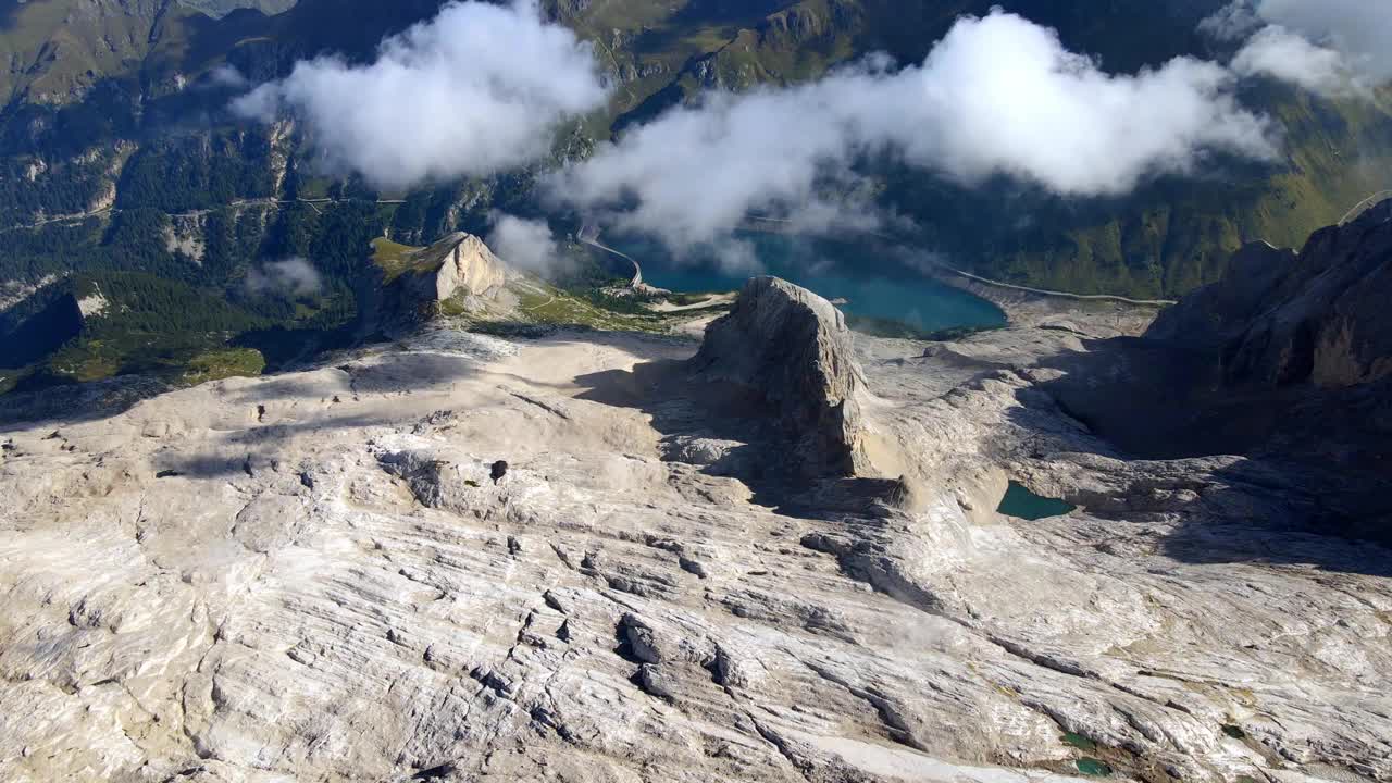 意大利白云石Marmolada山北侧的鸟瞰图视频素材