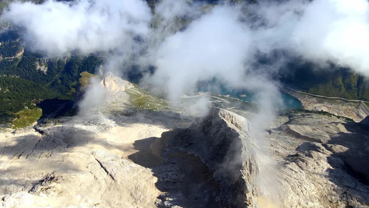 意大利白云石Marmolada山北侧的鸟瞰图视频素材