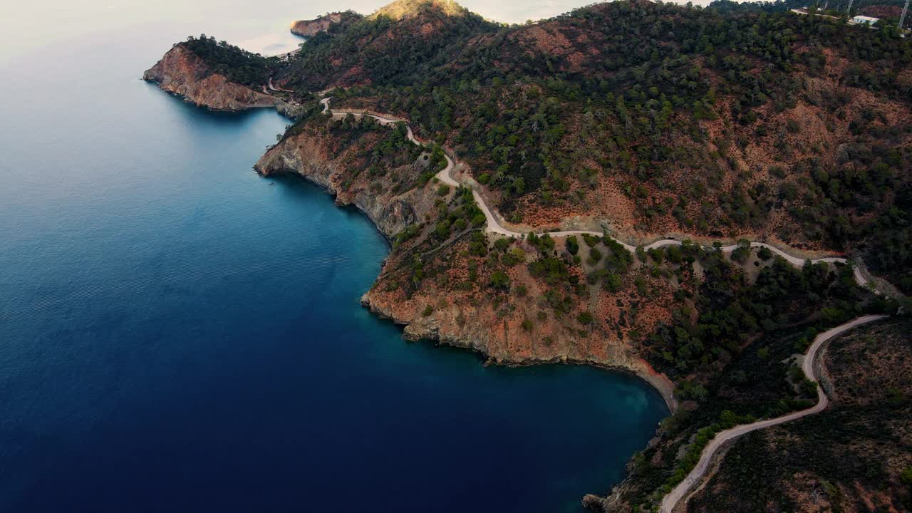 热带小岛，有蜿蜒的道路和大海。无人机航拍图。Fethiye。火鸡视频素材