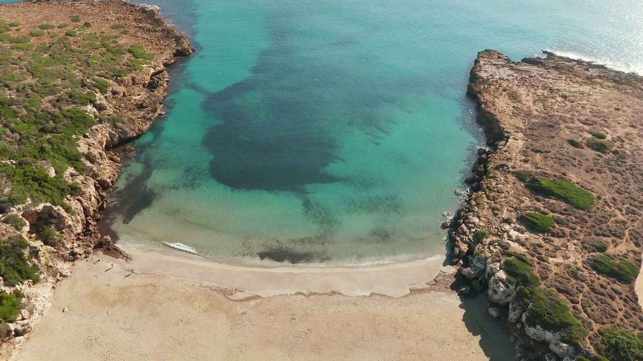 意大利西西里岛诺托的Calamosche海滩，夏天有清澈的海水。——空中视频素材