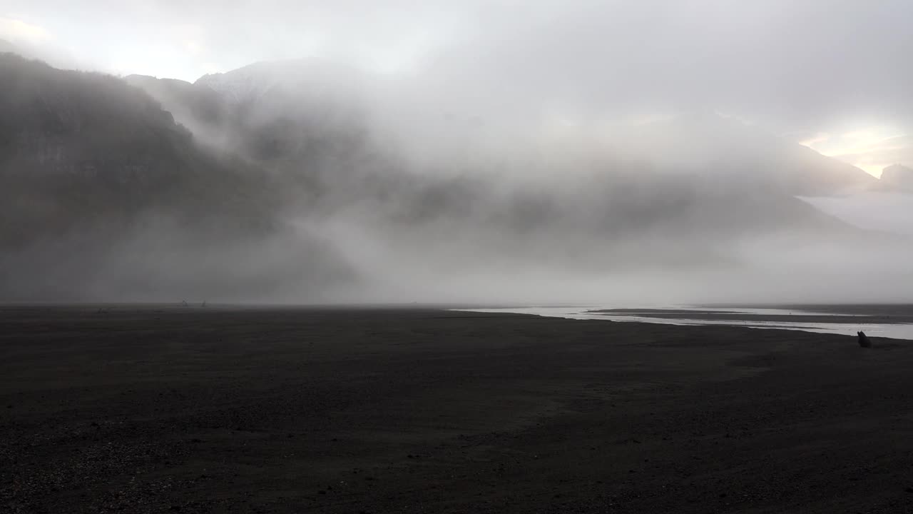 Ibañez River in a misty morning.视频素材