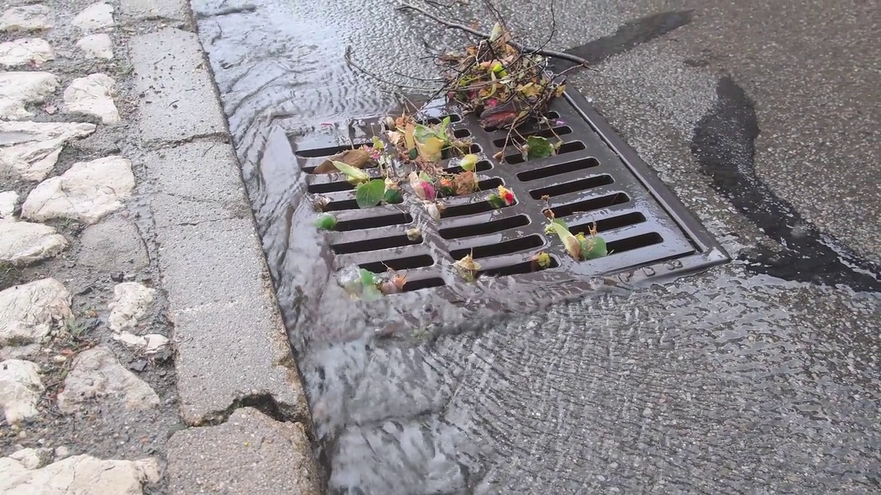 雨水流入下水道系统。大雨过后，水流入下水道系统。视频素材