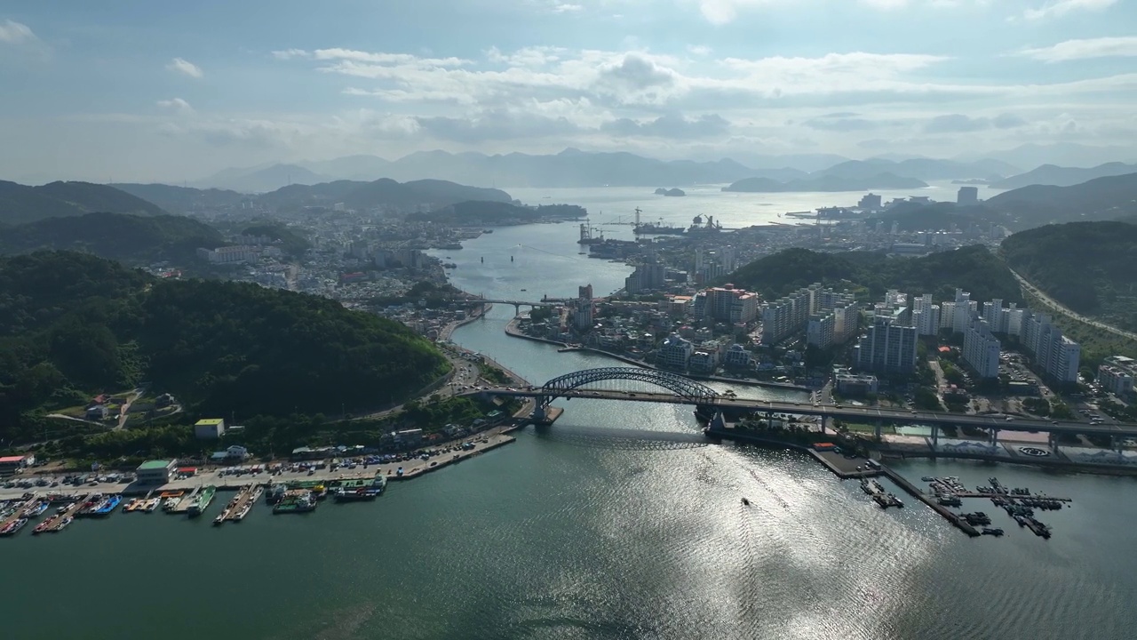 韩国庆尚南道统营市统营大桥附近的村庄风景视频素材